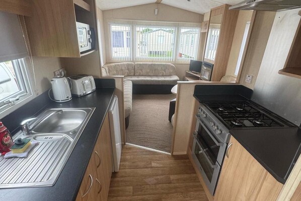 Fridge, oven, stovetop, electric kettle
