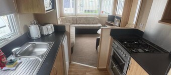 3 Bed Caravan - Sleeps 8 - Pets - Parking