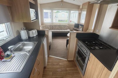 3 Bed Caravan - Sleeps 8 - Pets - Parking