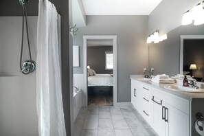 Hårtork, handdukar, tvål och toalettpapper