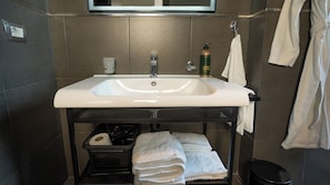 Douche, sèche-cheveux, bidet, serviettes fournies