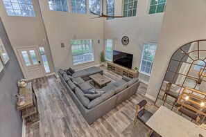 Smart-TV, Kamin, Bücher, Arbeitsbereiche