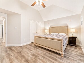 4 bedrooms, desk, iron/ironing board, free WiFi