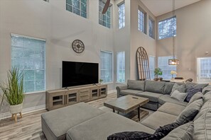 Smart TV, fireplace, books, offices