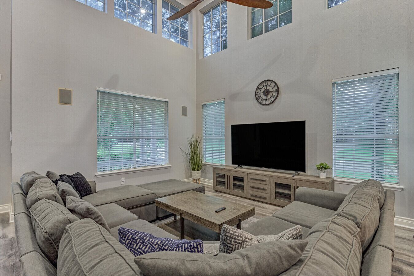 Smart-tv, een open haard, boeken en een kantoor