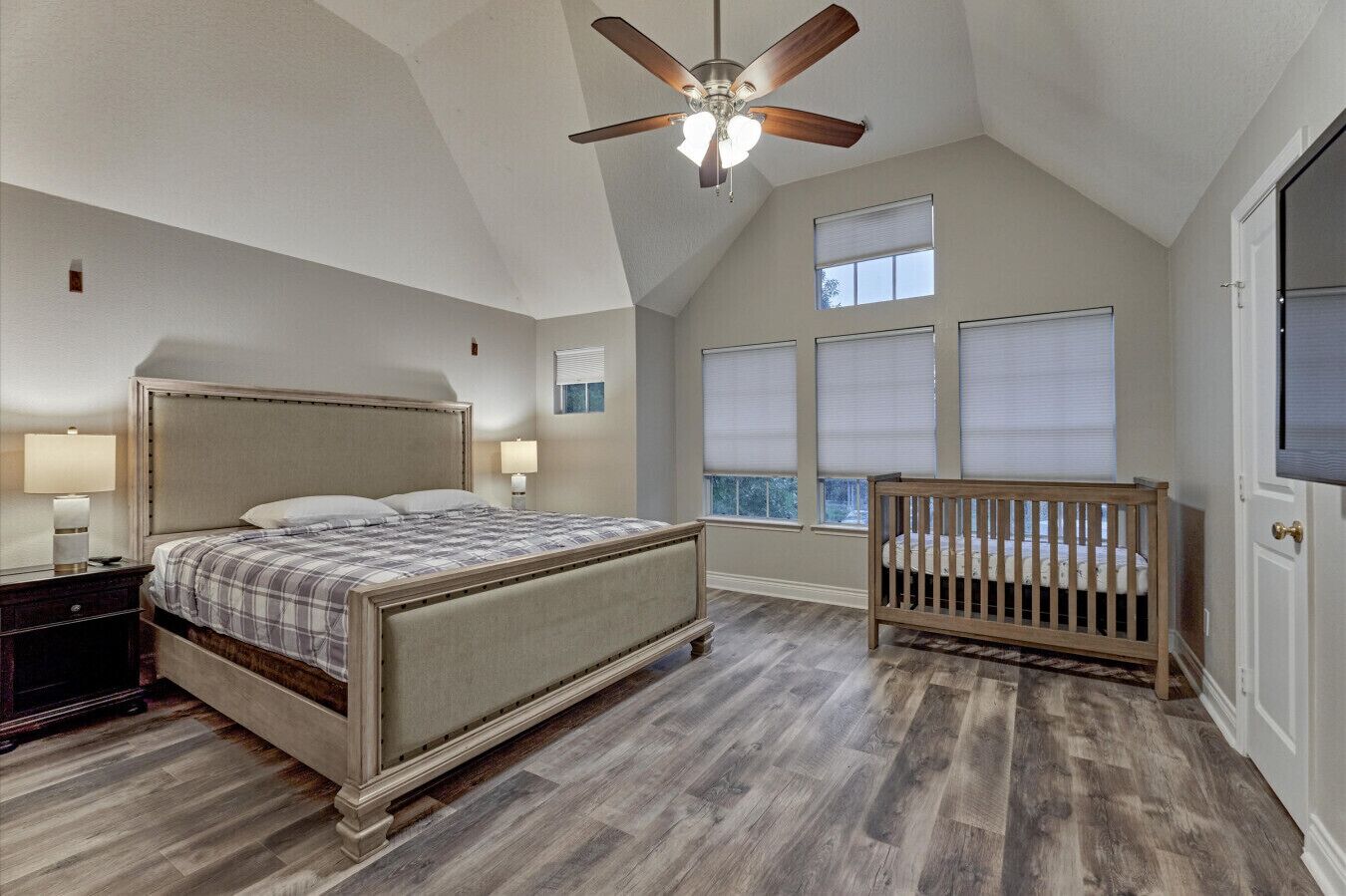 4 室のベッドルーム、デスク、アイロン / アイロン台、WiFi (無料)