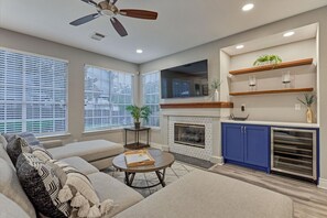 Smart-TV, Kamin, Bücher, Arbeitsbereiche