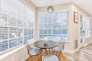Dining - Pool & Spa – The Woodlands Gem (The Woodlands)