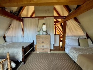 6 bedrooms, iron/ironing board, WiFi, bed sheets - Spacious 6 +bedroom in Nantucket. Perfect for sharing with family or friends. (Nantucket)