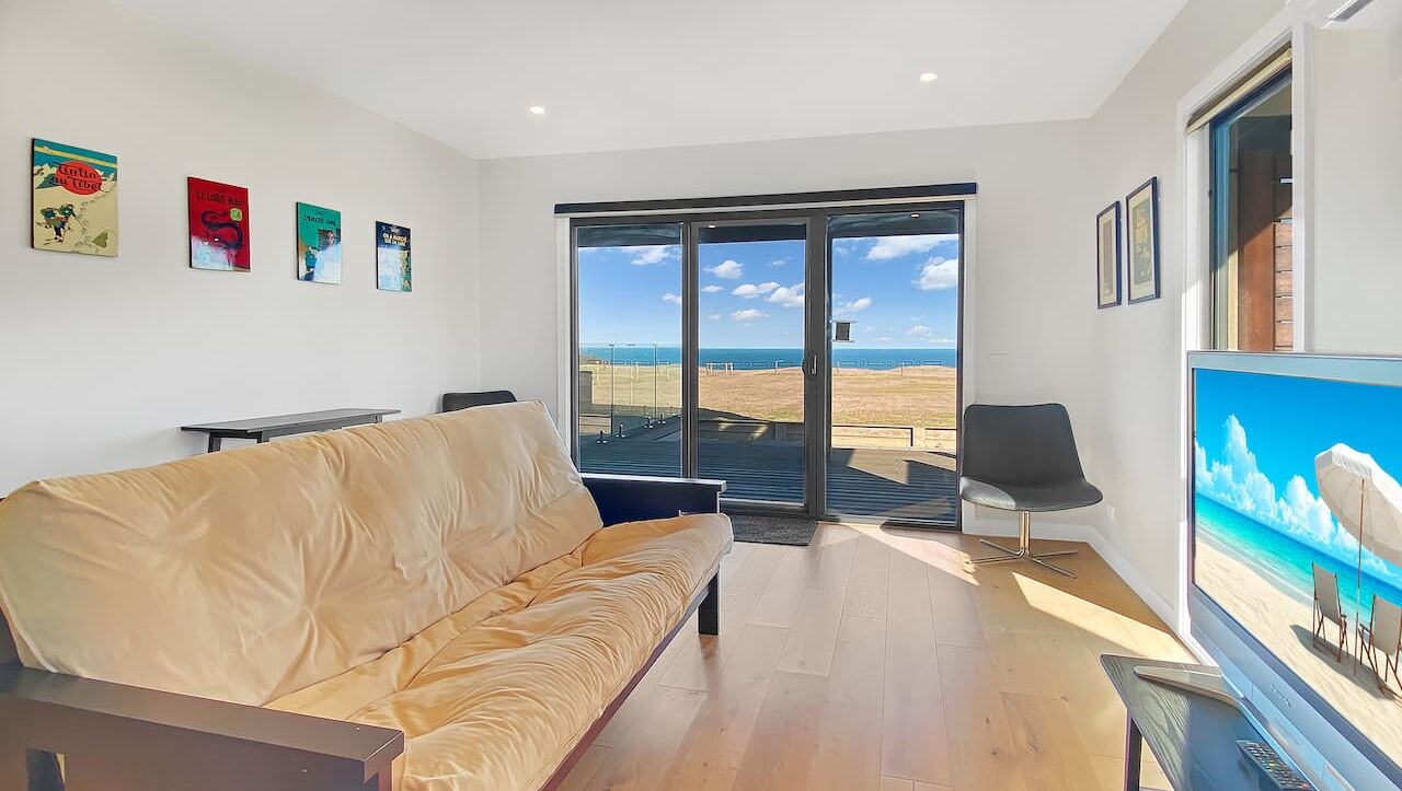 TV connectée, cheminée, lecteur de DVD, livres