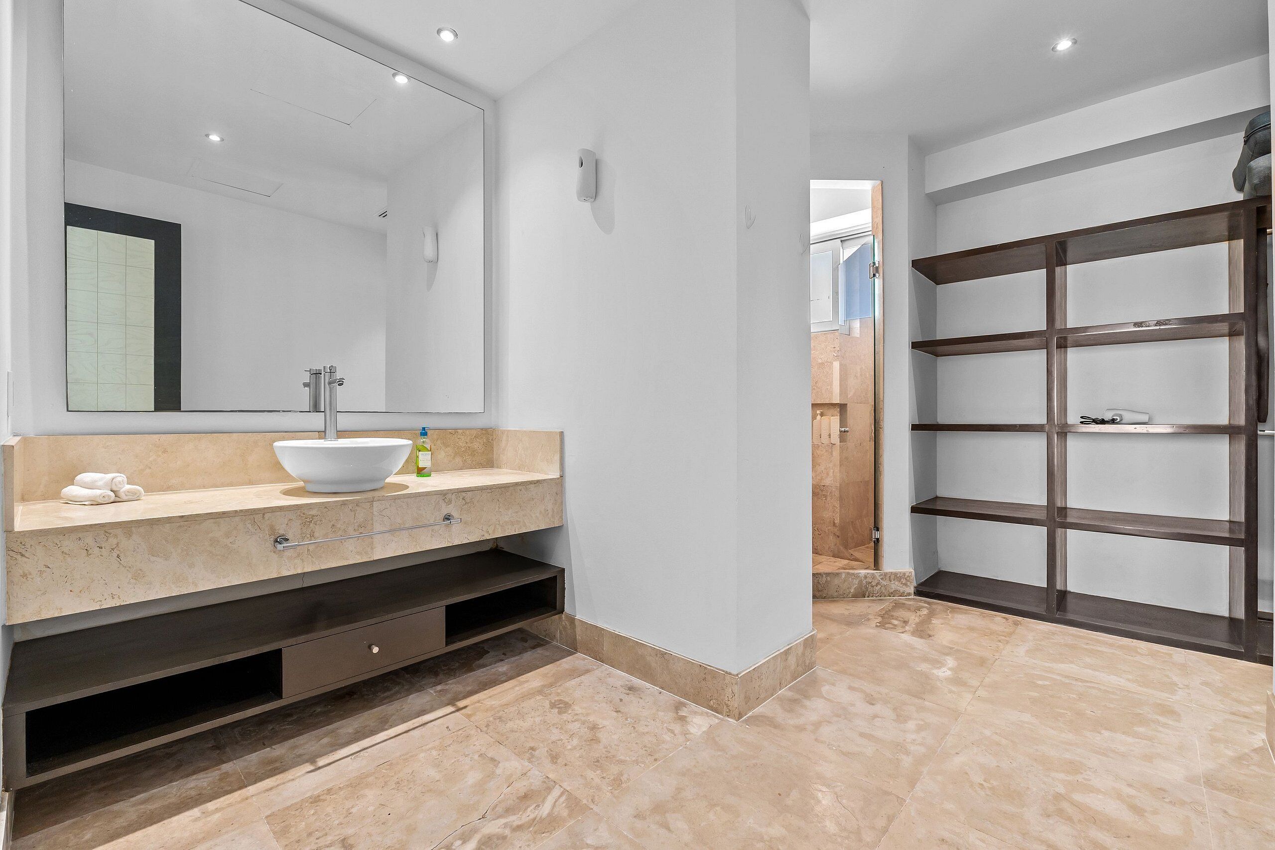 Romantisches Apartment | Badezimmer | Duschwanne, kostenlose Toilettenartikel, Haartrockner, Handtücher