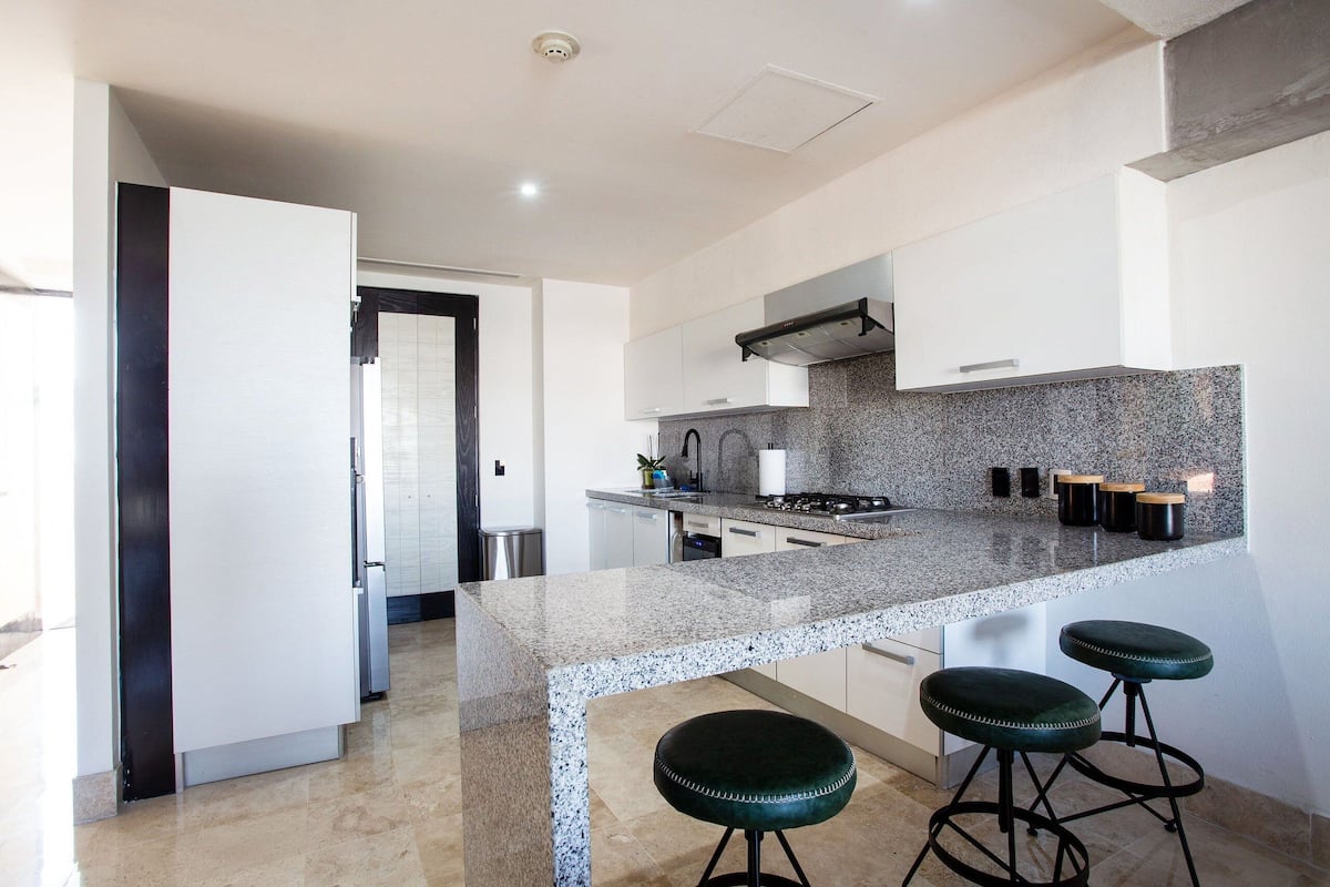 Apartment Senior | Bếp riêng | Tủ lạnh, lò vi sóng, bếp nấu, dụng cụ pha espresso