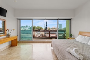 Egyptian cotton sheets, premium bedding, pillow-top beds - Deck12 Casino and Resort by Monyxbnb (Puerto Vallarta)