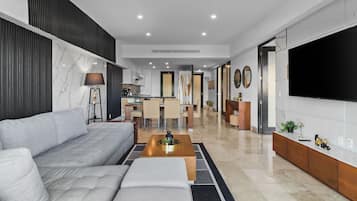 Smart TV de 65 pulgadas con canales por cable y oficina