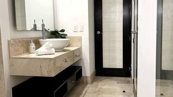 Kombinert dusj/badekar, toalettartikler (inkludert) og hårføner