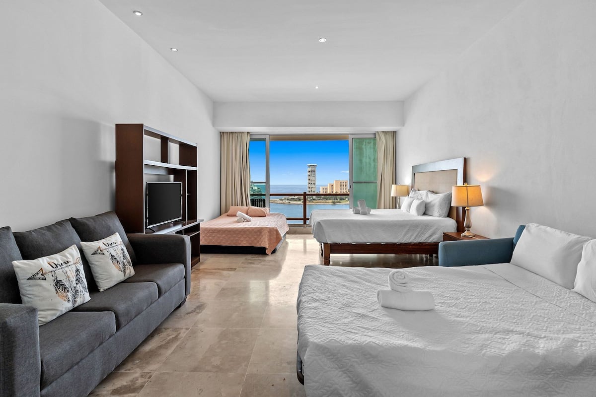 Romantic Apartment | Egyptian cotton sheets, premium bedding, pillowtop beds