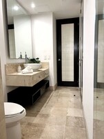 淋浴/盆浴组合、免费洗浴用品、吹风机、毛巾