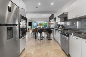 Deluxe Apartment | Private kitchen