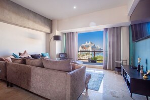 Lägenhet Senior | Vardagsrum | 65-tums smart-tv med kabelkanaler och kontor