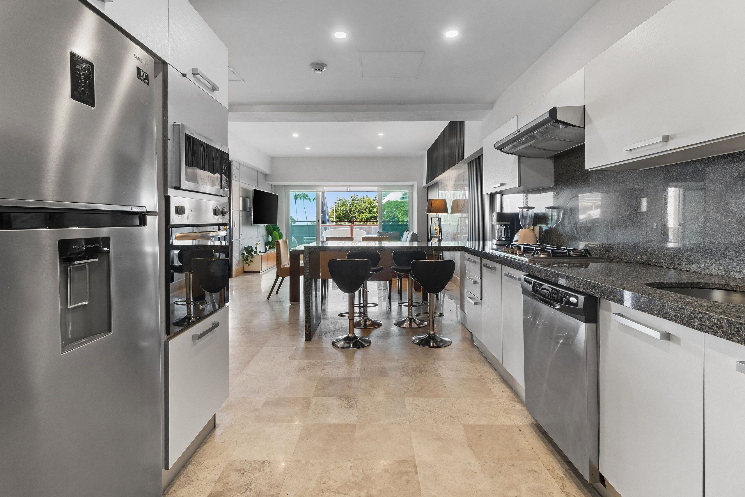 Refrigerador con freezer, microondas, placa de cocina, cafetera expreso