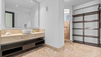 Romantic Apartment | Bathroom | Combined shower/tub, free toiletries, hair dryer, towels