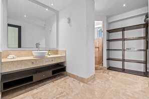 Romantic Apartment | Bathroom | Combined shower/tub, free toiletries, hair dryer, towels - Deck12 Casino and Resort by Monyxbnb (Puerto Vallarta)