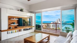 Presidential-Apartment | Wohnbereich | 65-Zoll-Smart-TV mit Kabelempfang, Arbeitsbereiche