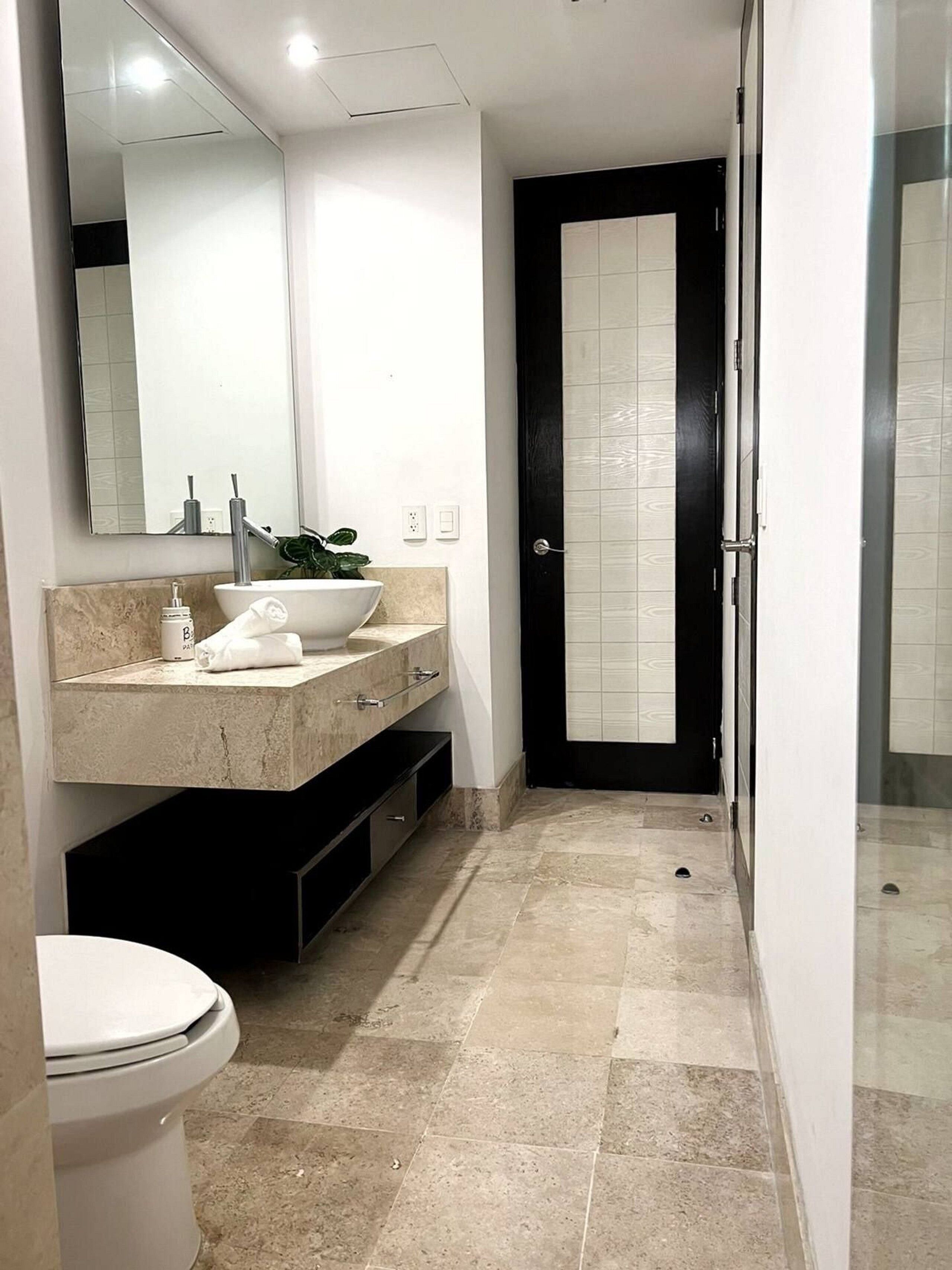 Combined shower/bathtub, free toiletries, hair dryer, towels