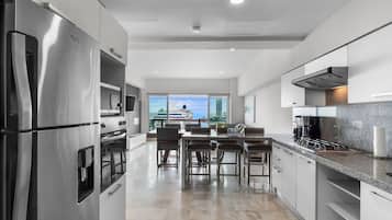 Refrigerador con congelador, microondas y parrilla de estufa