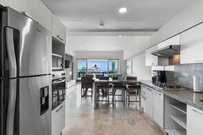 Tủ lạnh, lò vi sóng, bếp nấu, dụng cụ pha espresso 