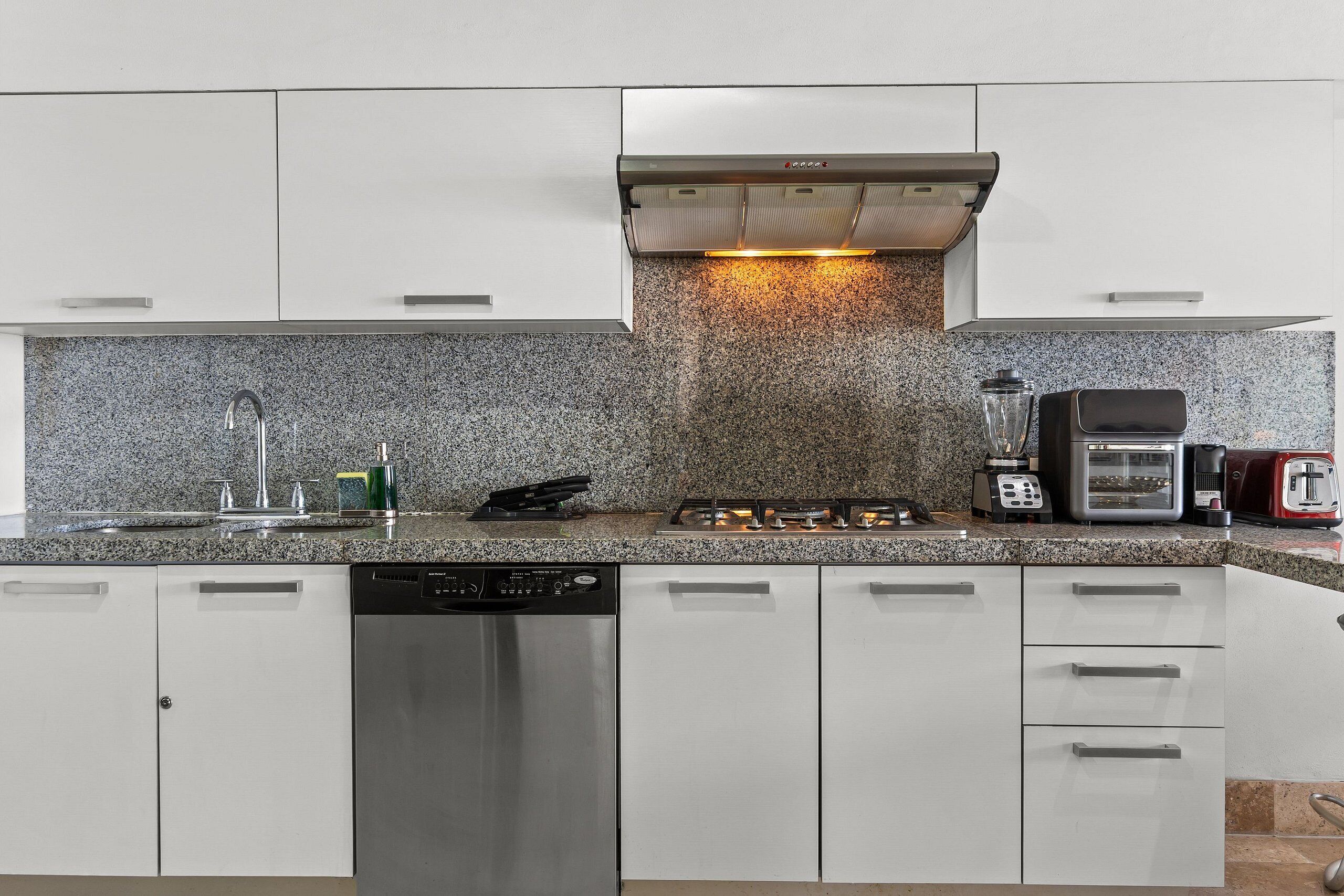 Apartamento superluxo | Cozinha privada | Geladeira grande, micro-ondas, cooktop, máquina de café expresso