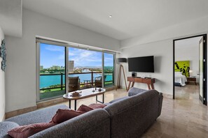 65-inch Smart TV with cable channels, offices - Deck12 Casino and Resort by Monyxbnb (Puerto Vallarta)