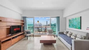 Tradisjonell leilighet | Oppholdsområde | En 65-tommers smart-TV med kabel-kanaler samt kontorer