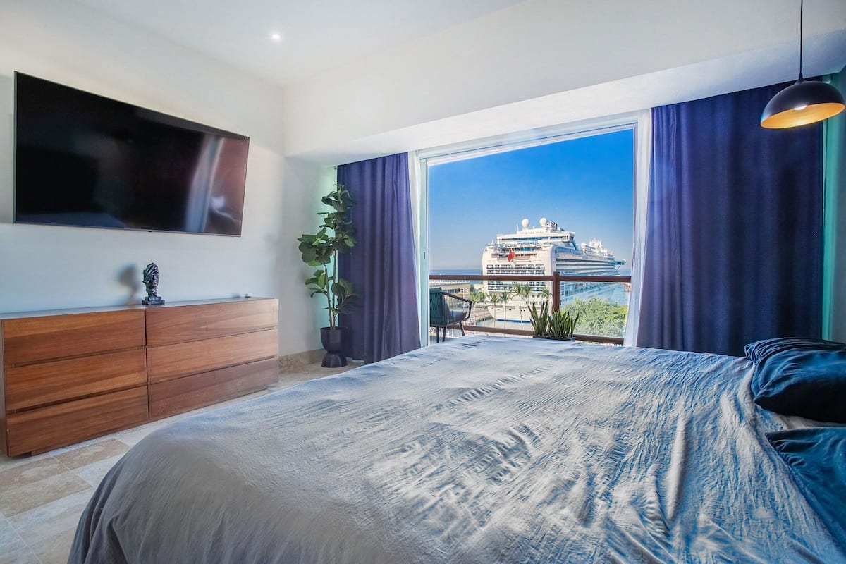 Senior Apartment | Egyptian cotton sheets, premium bedding, pillowtop beds