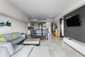 65-inch Smart TV with cable channels, offices - Deck12 Casino and Resort by Monyxbnb (Puerto Vallarta)