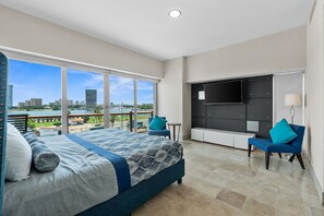 Egyptian cotton sheets, premium bedding, pillowtop beds - Deck12 Casino and Resort by Monyxbnb (Puerto Vallarta)