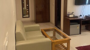 عناصر مجانية داخل الميني بار ومكتب