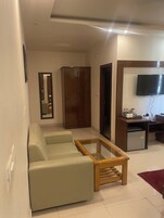 Minibar con artículos gratuitos y escritorio 