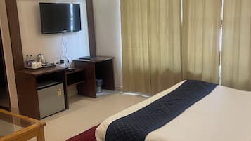 Free minibar, desk