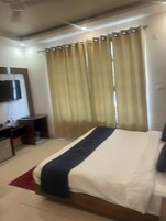 Minibar con artículos gratuitos y escritorio 