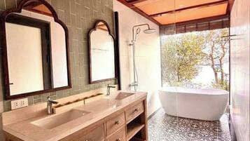 Executive-Studiosuite, Strandblick | Badezimmer | Hydromassagedusche, Haartrockner, Handtücher, Seife