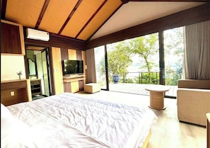 Executive Studio Suite, Beach View | Laptop workspace, free WiFi - Coto Village Resort (Co To)