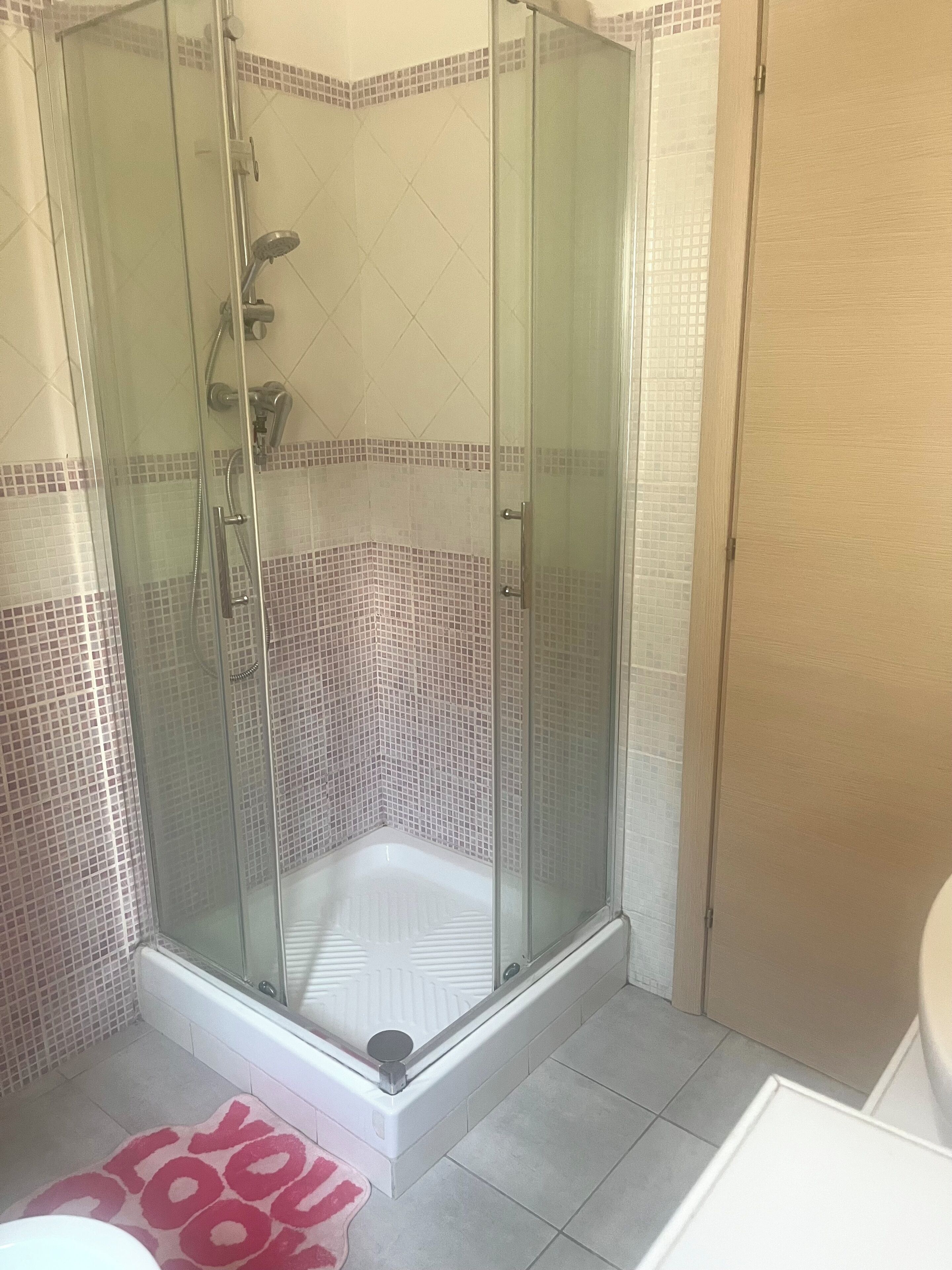 Doccia, asciugacapelli, bidet, asciugamani