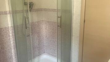 Doccia, asciugacapelli, bidet, asciugamani