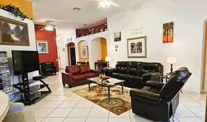 TV, tavolo da ping pong, libri