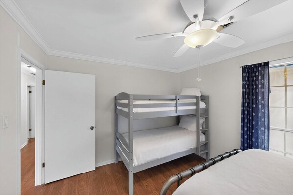 3 bedrooms, desk, iron/ironing board, WiFi