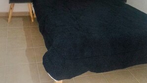 Ein Schlafzimmer mit einem Bett, einem Nachttisch und einem kleinen Tisch.