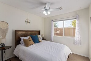 3 habitaciones, escritorio y tabla de planchar con plancha