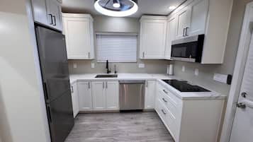 Micro-ondes, plaque de cuisson, lave-vaisselle