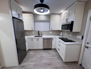 Microondas, parrilla de estufa y lavavajillas